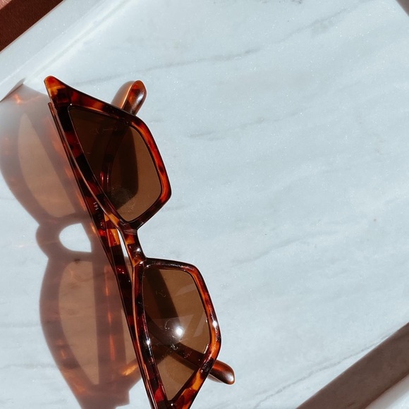 TORTOISESHELL GEOMETRIC CAT EYE SHADES - Picture 3 of 7